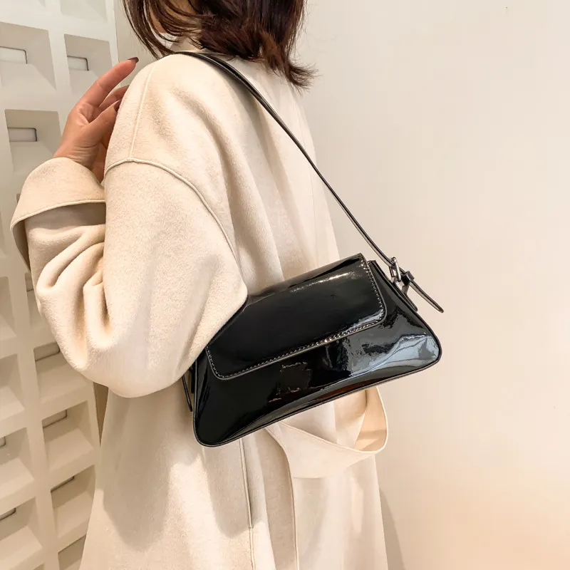 Bolso baguette de mujer de charol elegante, textura brillante, bolso de hombro y axila