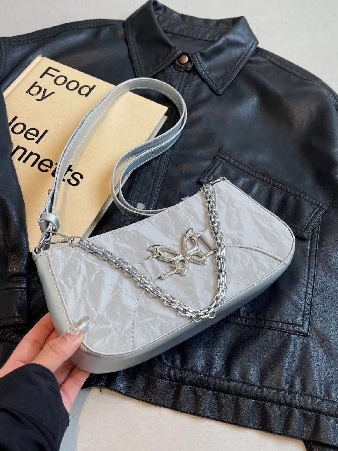 Bolso baguette de cuero blanco texturizado para mujer con decoración de mariposa plateada, bolso de cuero blanco casual con herrajes de mariposa y cadena