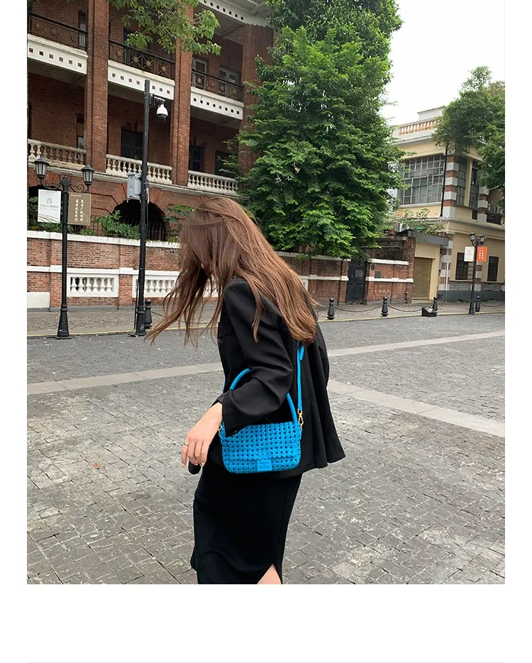 Detalle del bolso baguette de mujer