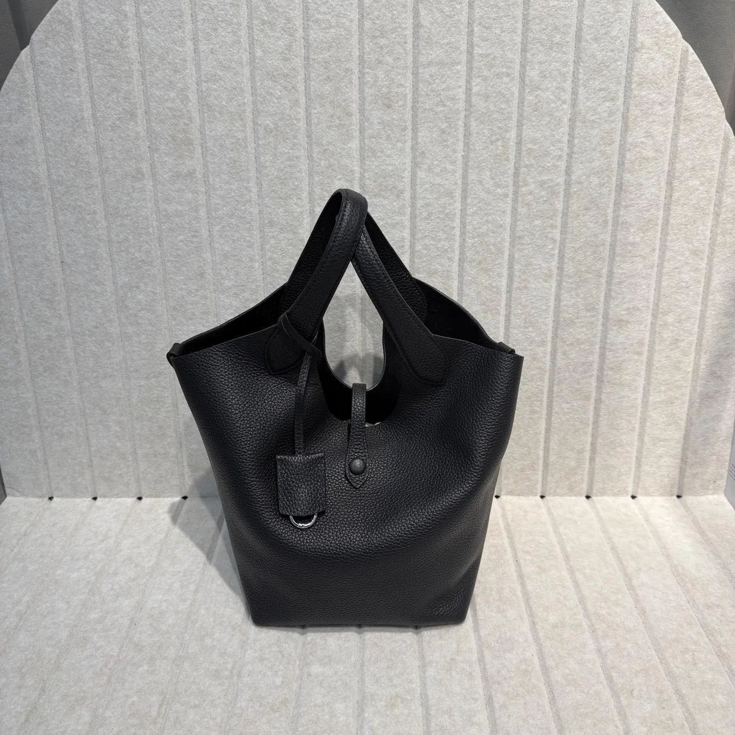 2025 Nueva bolsa de cesta de verduras de piel de vaca con grano de lichi, versión coreana del estilo minimalista, bolso casual tipo cubo para mujeres