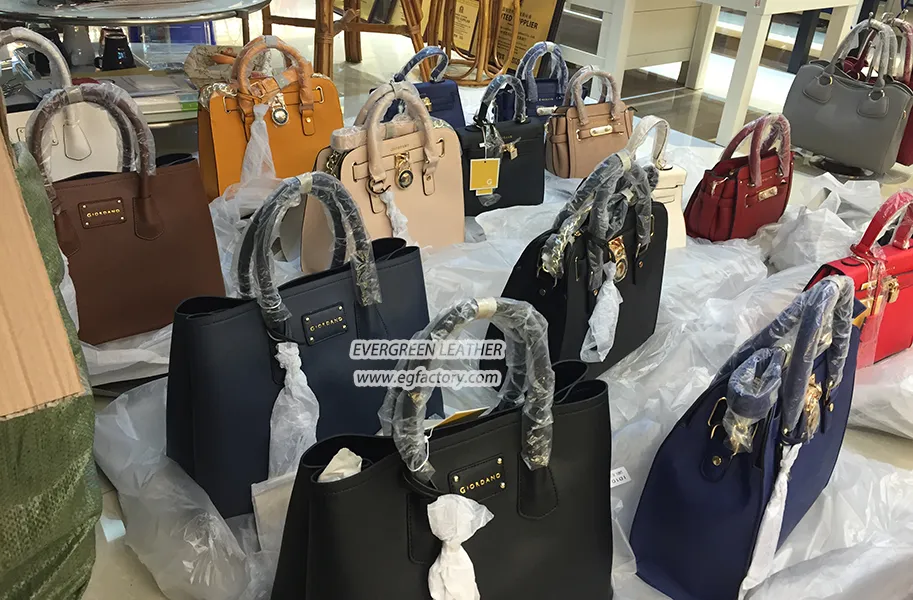 Exposición de bolsos de moda