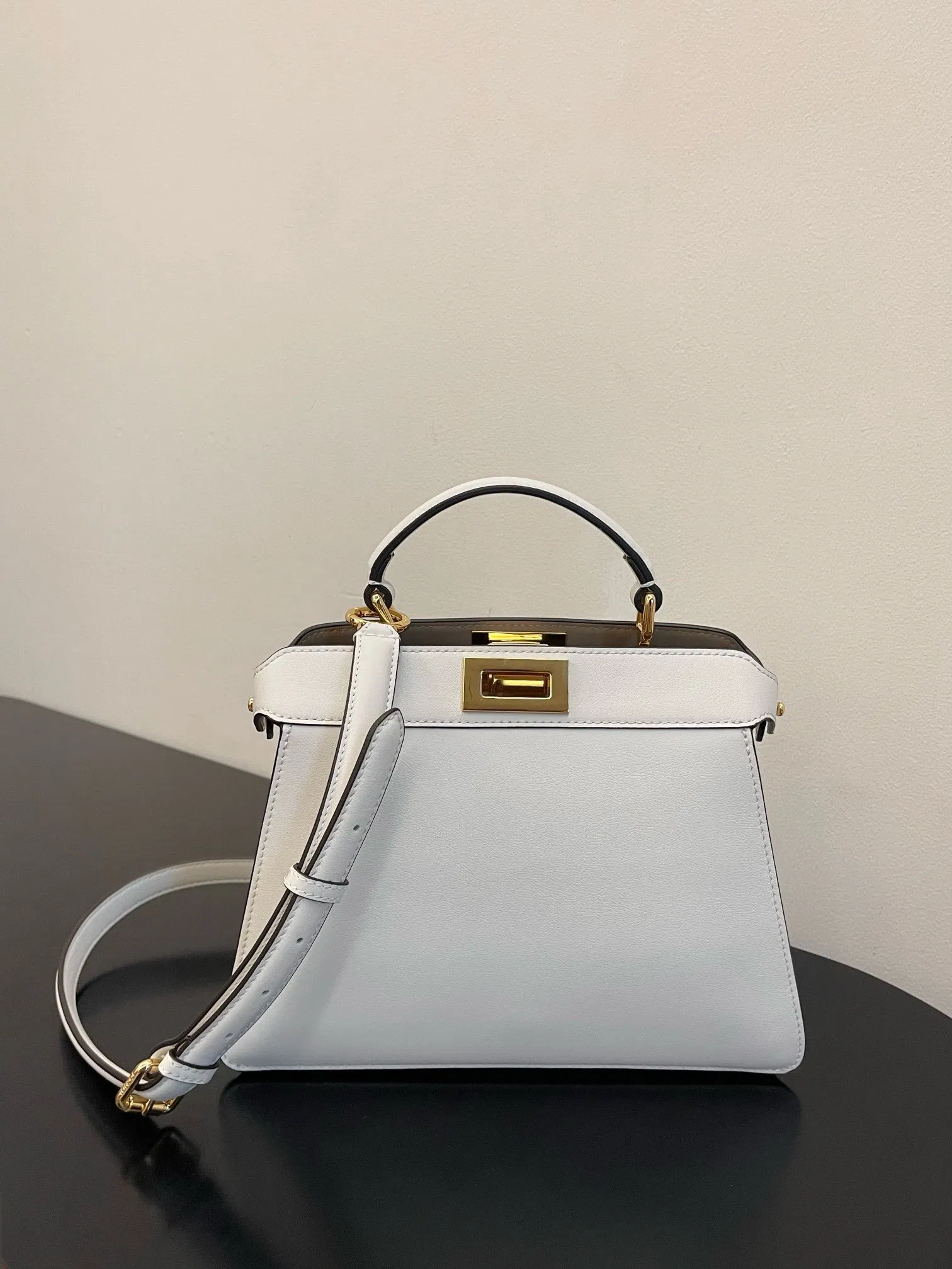 Bolsos de cuero para mujeres de marca personalizada F Baguette Peekaboo de The Way