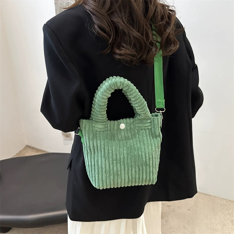Nueva bolsa de hombro de corduroy a rayas de color caramelo para mujer, bolso de cubo portátil, bolsa de mensajero, bolso mini lindo