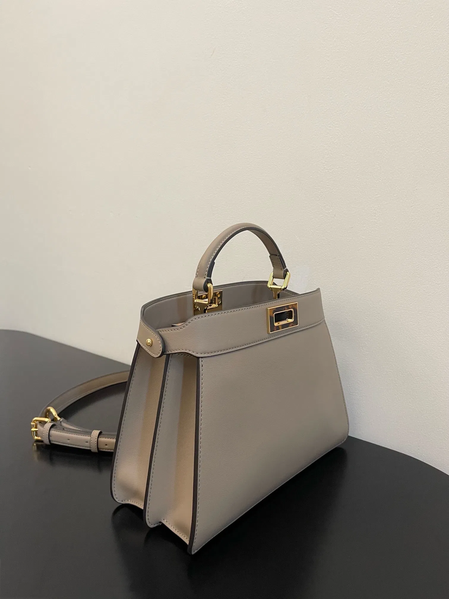 Bolsos de cuero para mujeres de marca personalizada F Baguette Peekaboo de The Way