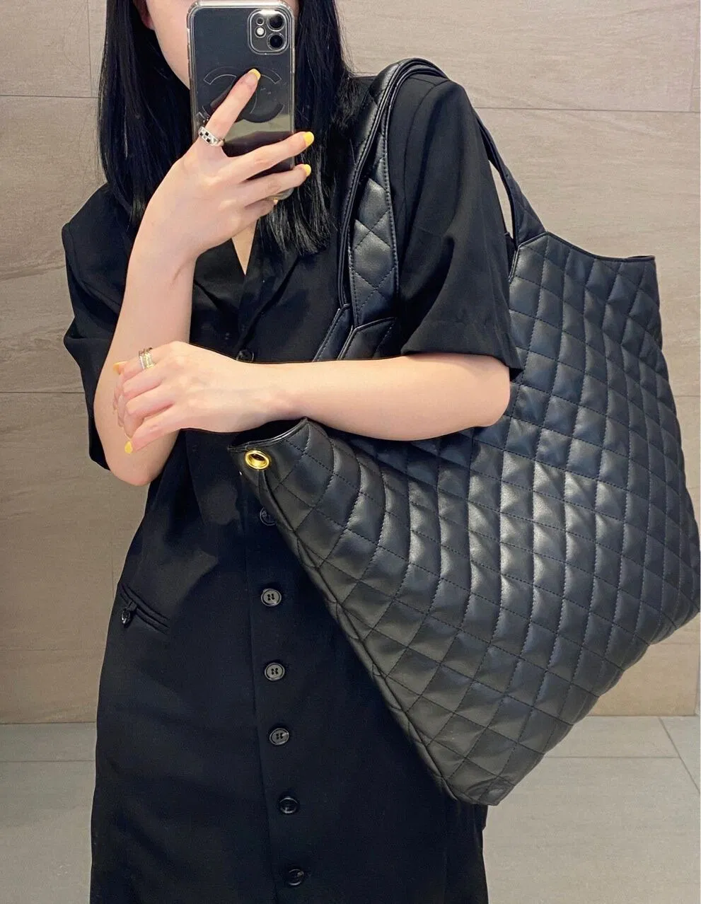 Bolso acolchado de piel de vaca grabada color negro