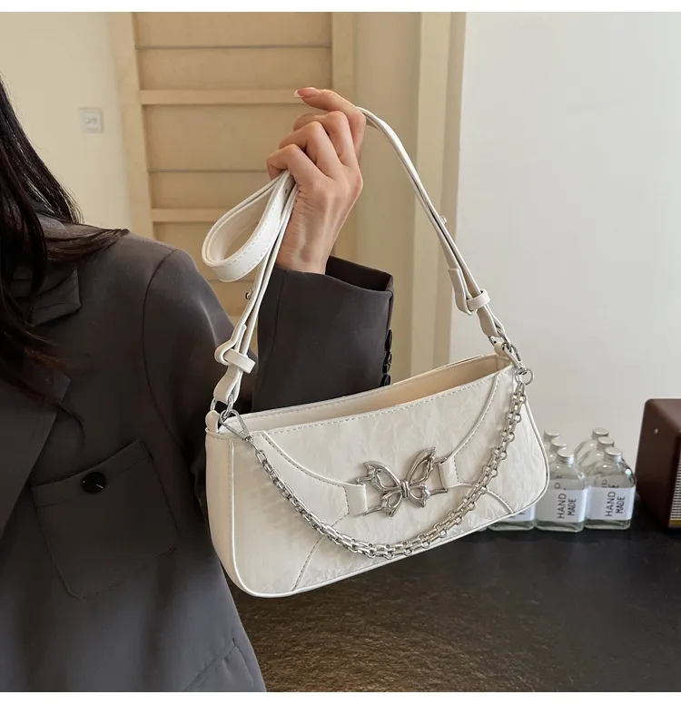 Bolso baguette de cuero blanco texturizado para mujer con decoración de mariposa plateada, bolso de cuero blanco casual con herrajes de mariposa y cadena