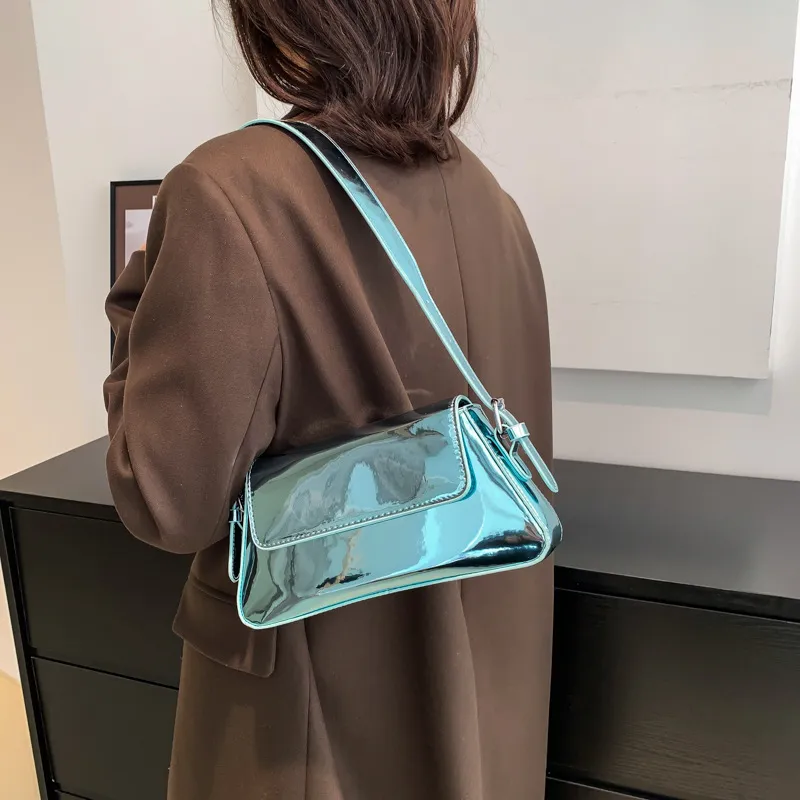Bolso baguette de mujer de charol elegante, textura brillante, bolso de hombro y axila