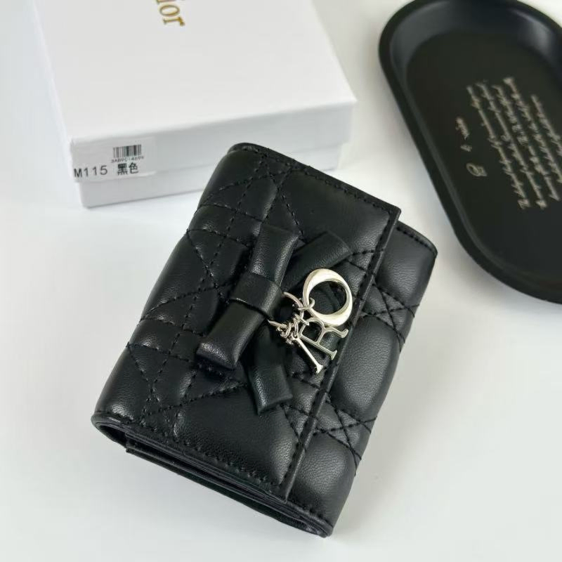 Bolsos Super Clone de cuero acolchado con diamantes, charm de metal con letras plateadas, billetera trifold con múltiples ranuras para tarjetas, bolso de viaje, bolso de lujo