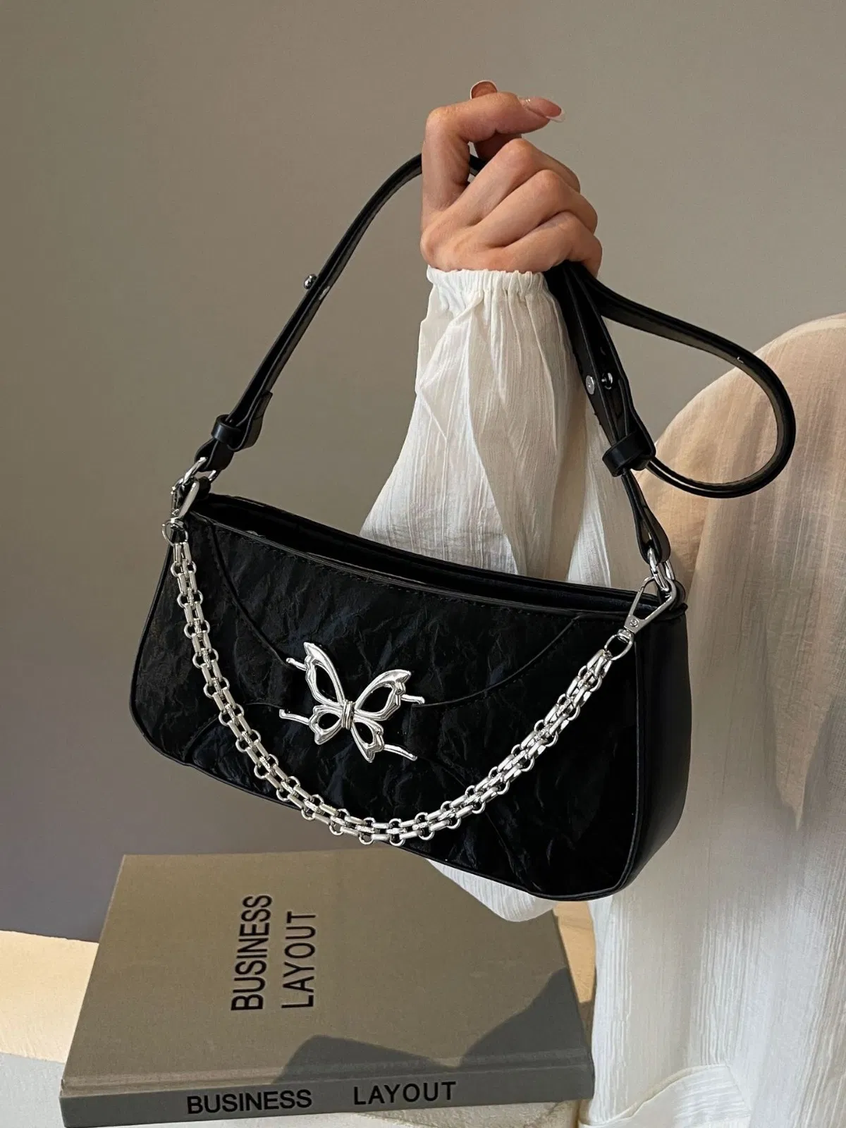 Bolso baguette de cuero blanco texturizado para mujer con decoración de mariposa plateada, bolso de cuero blanco casual con herrajes de mariposa y cadena