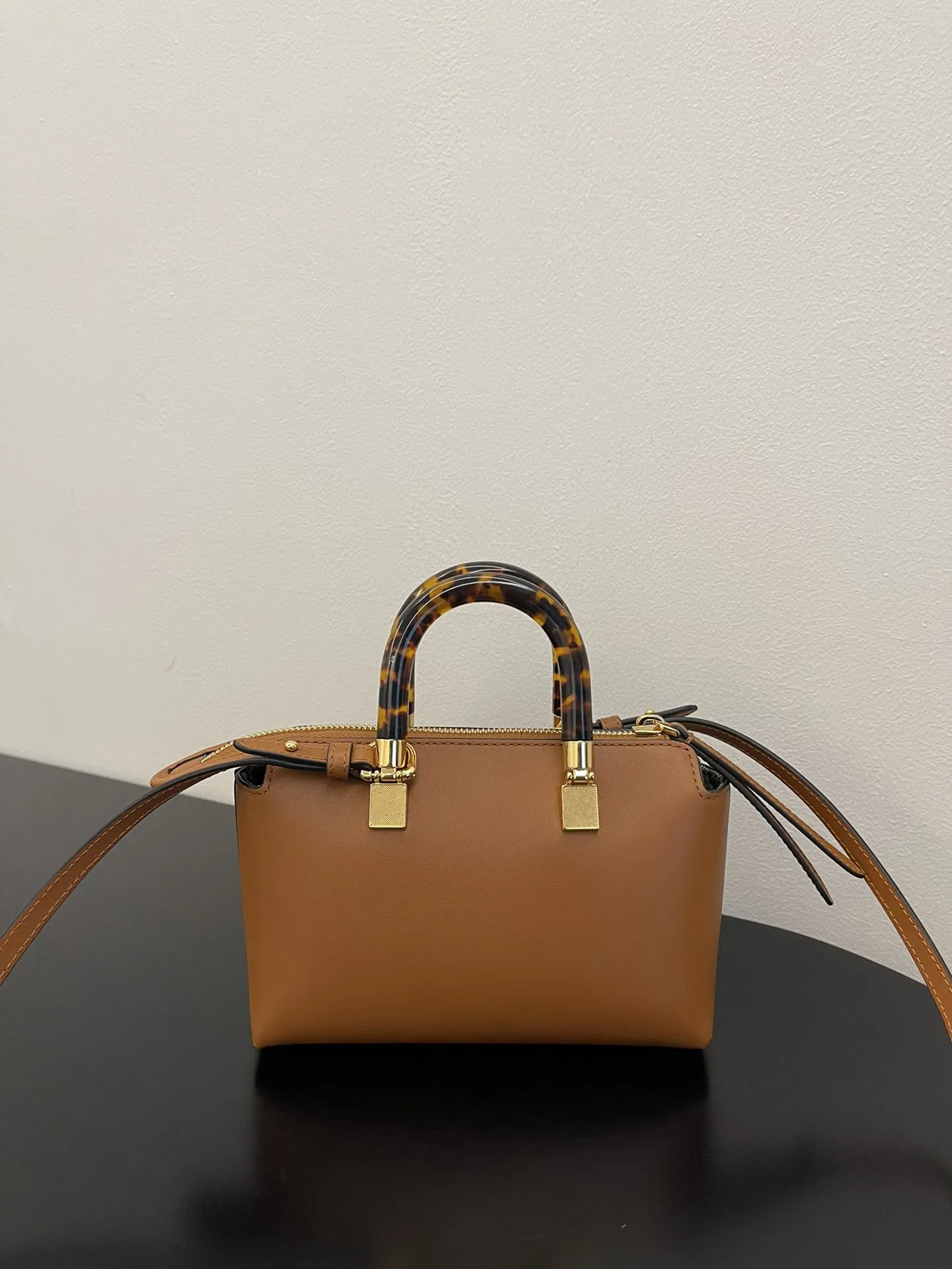 Bolsos de cuero para mujeres de marca personalizada F Baguette Peekaboo de The Way