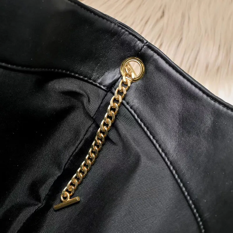 Detalles metálicos y acabados del bolso de lujo