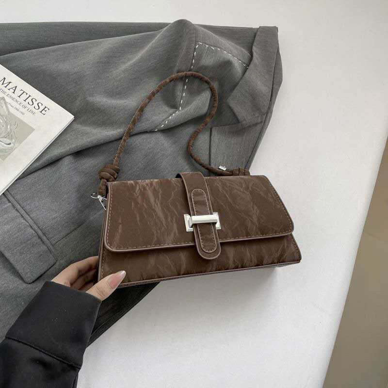 Bolso de hombro de PU texturizado con asa anudada y hebilla de metal, bolso pequeño