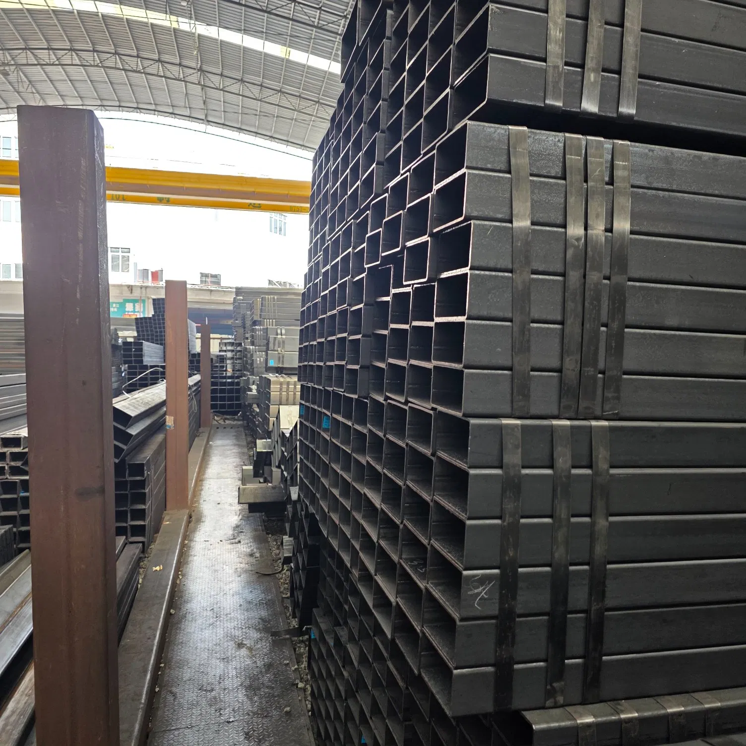 Large Size Welded Carbon Steel Square Pipe 150 mm to 200 mm Tube for Steel Structure Columns Bridge Projects and Heavy Duty Industrial Support