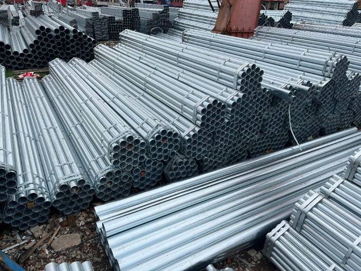 Hot Dipped Zinc Coating S355jr Galvanized Steel Square Pipe S235jr Round DN40 Welded Tube 2.5mm Thickness for Construction Projects Factory