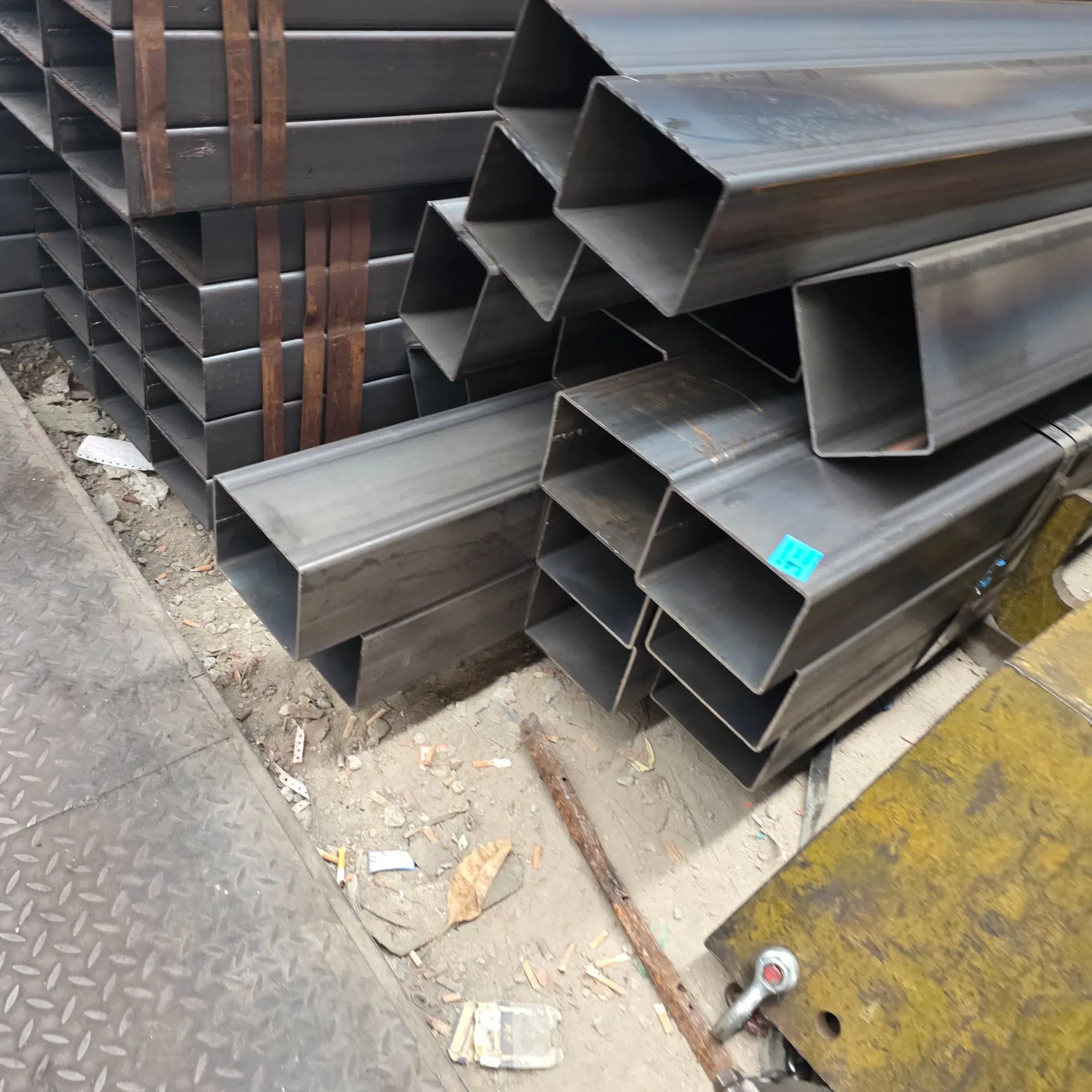 Large Size Welded Carbon Steel Square Pipe 150 mm to 200 mm Tube for Steel Structure Columns Bridge Projects and Heavy Duty Industrial Support