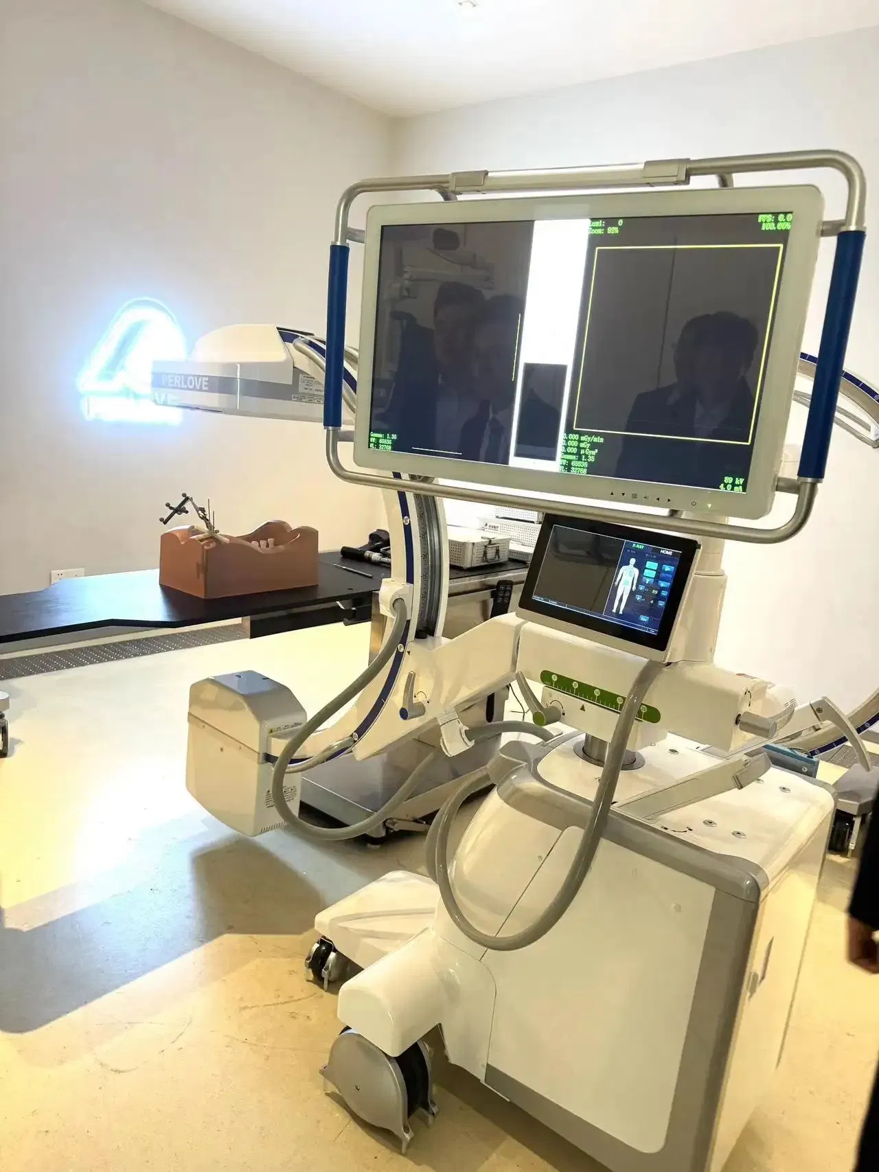 Advanced Mobile C-Arm X-ray System with High-Resolution Imaging Technology