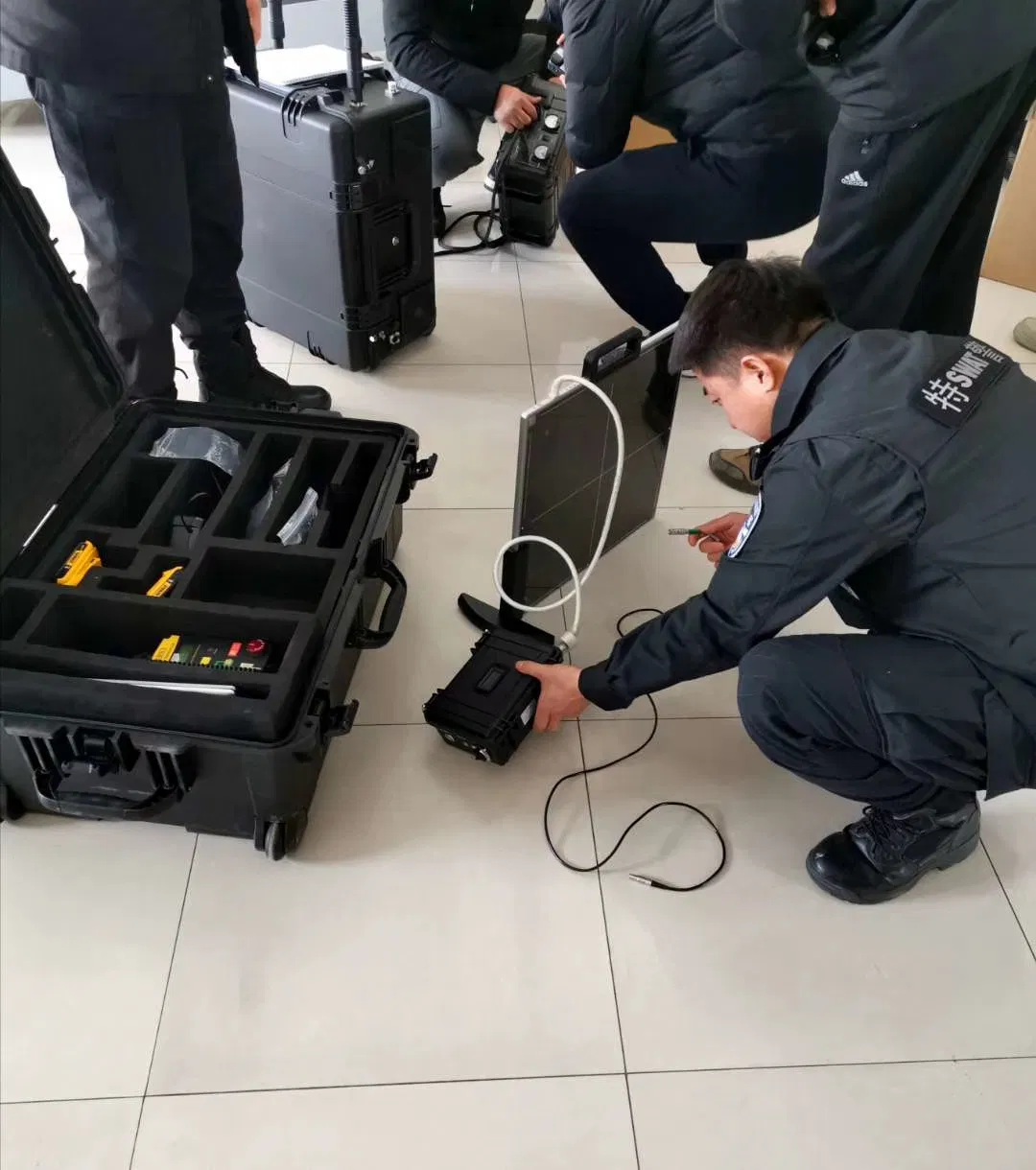 Lightweight Portable X-ray Device for Explosive Inspection