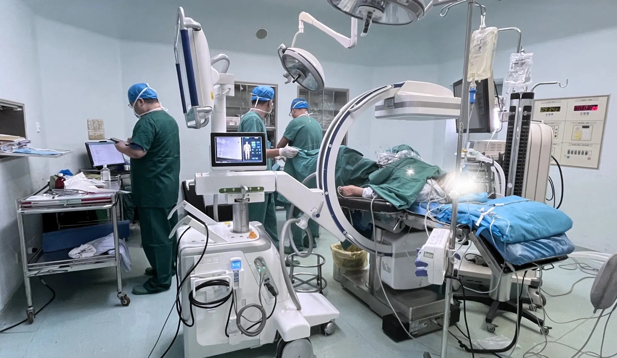 Advanced Mobile C-Arm X-ray System with High-Resolution Imaging Technology