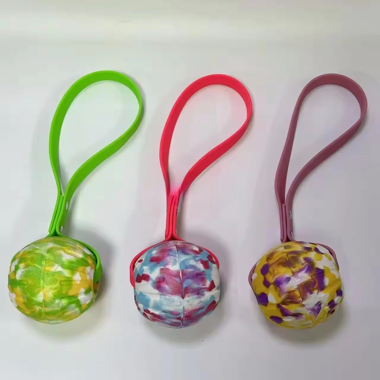 Non-toxic Interactive Pet Chew Toys Indoor/outdoor Use Durable Rubber Dog Chew Ball Toy with Strap Interactive Play Toy