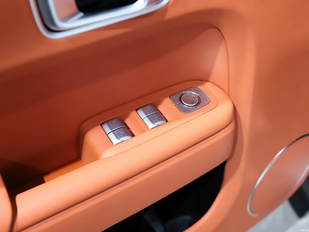 Leading Ideal L7 Interior