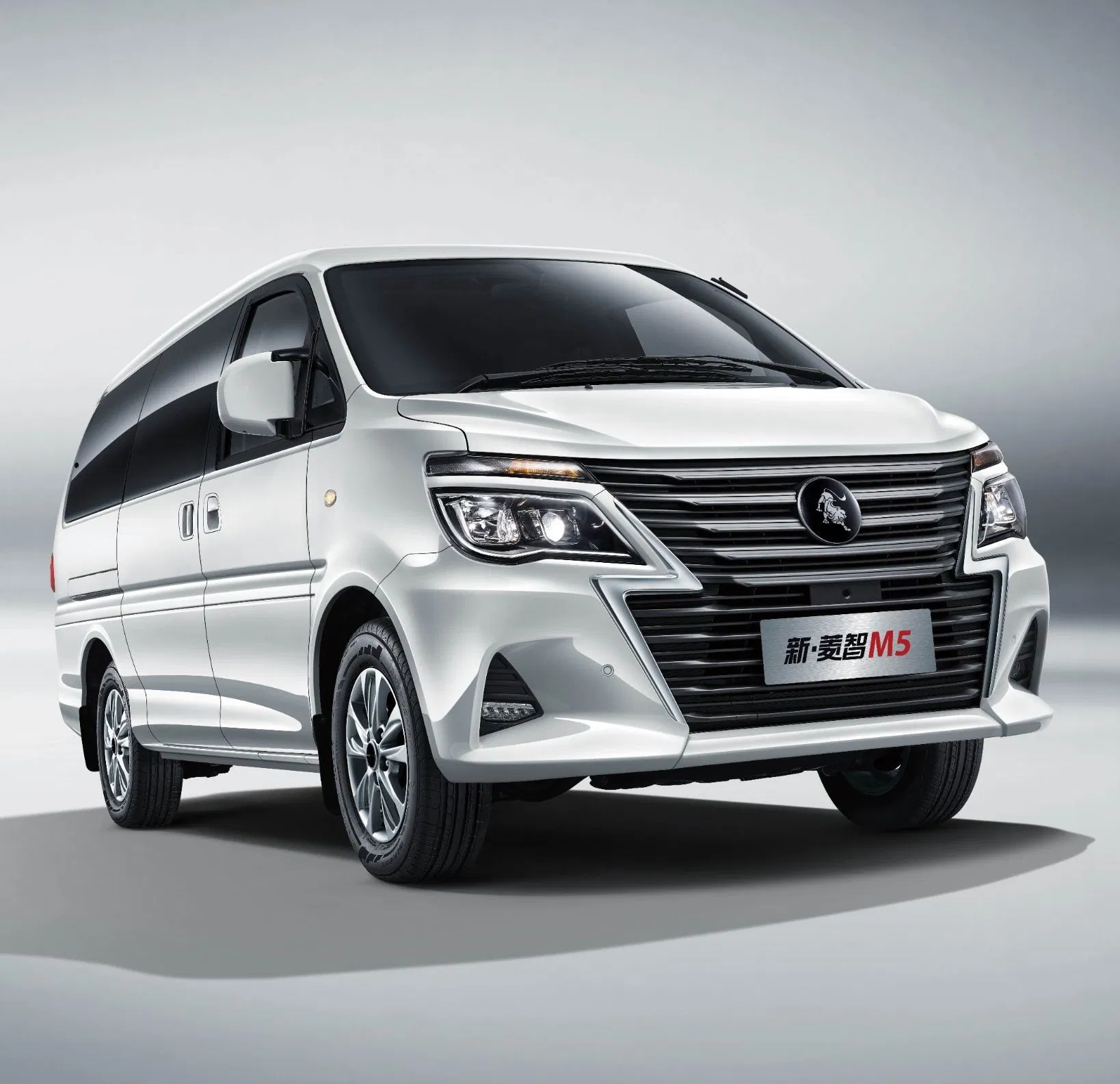 Affordable Forthing Lingzhi M5 Minivan Featuring Elegant Light Color Scheme MPV