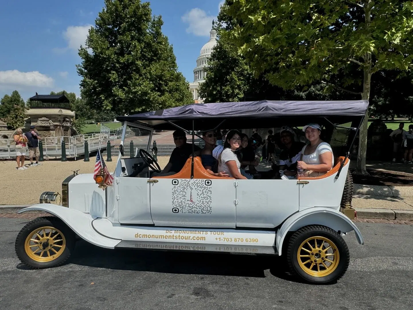 8-Person Vintage Electric Car for Scenic Tours and Sightseeing
