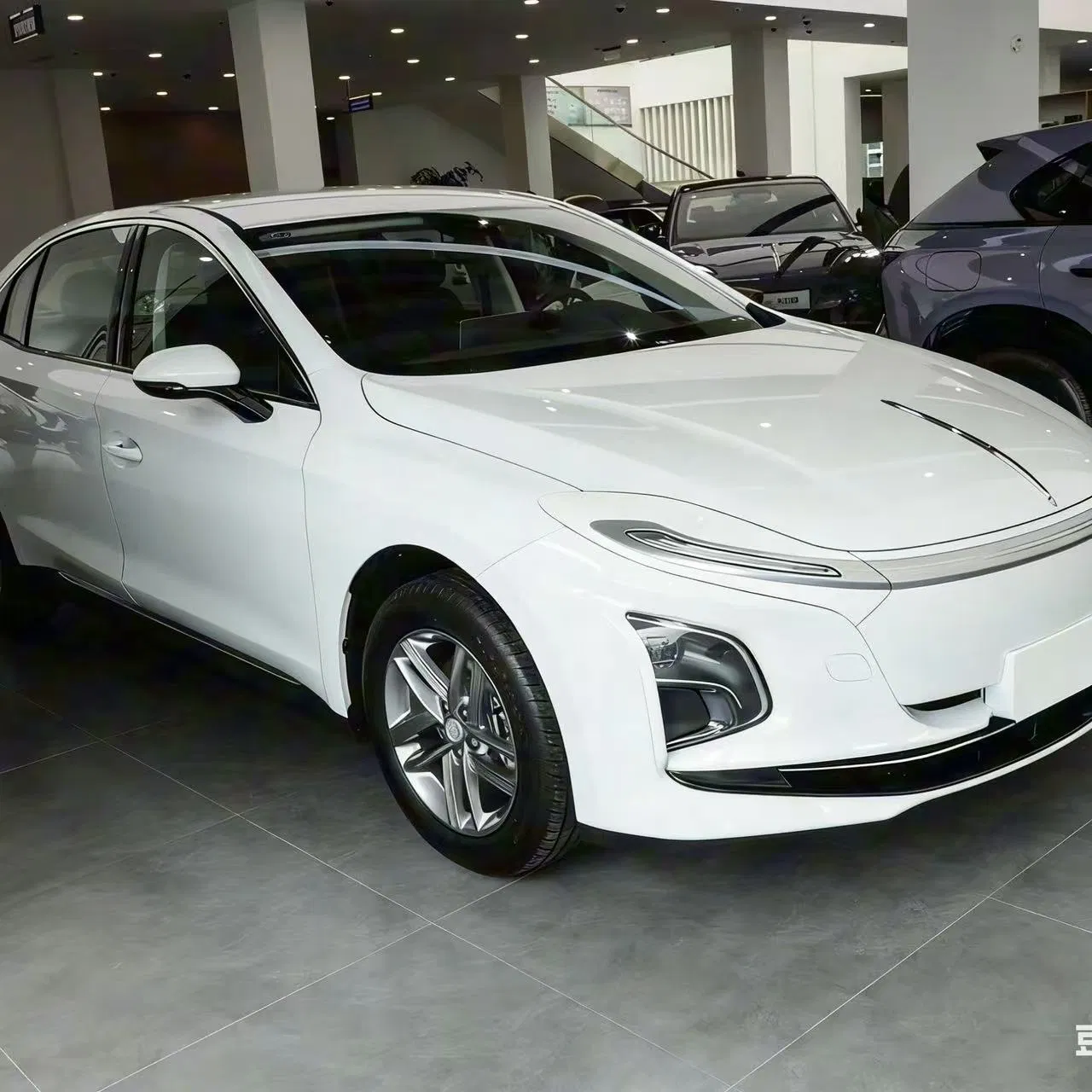 Hong Qi Eqm5 EV Container 5040*1910*1569 Luxury Used Sedan