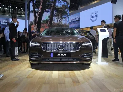 Volvo S90 Side View
