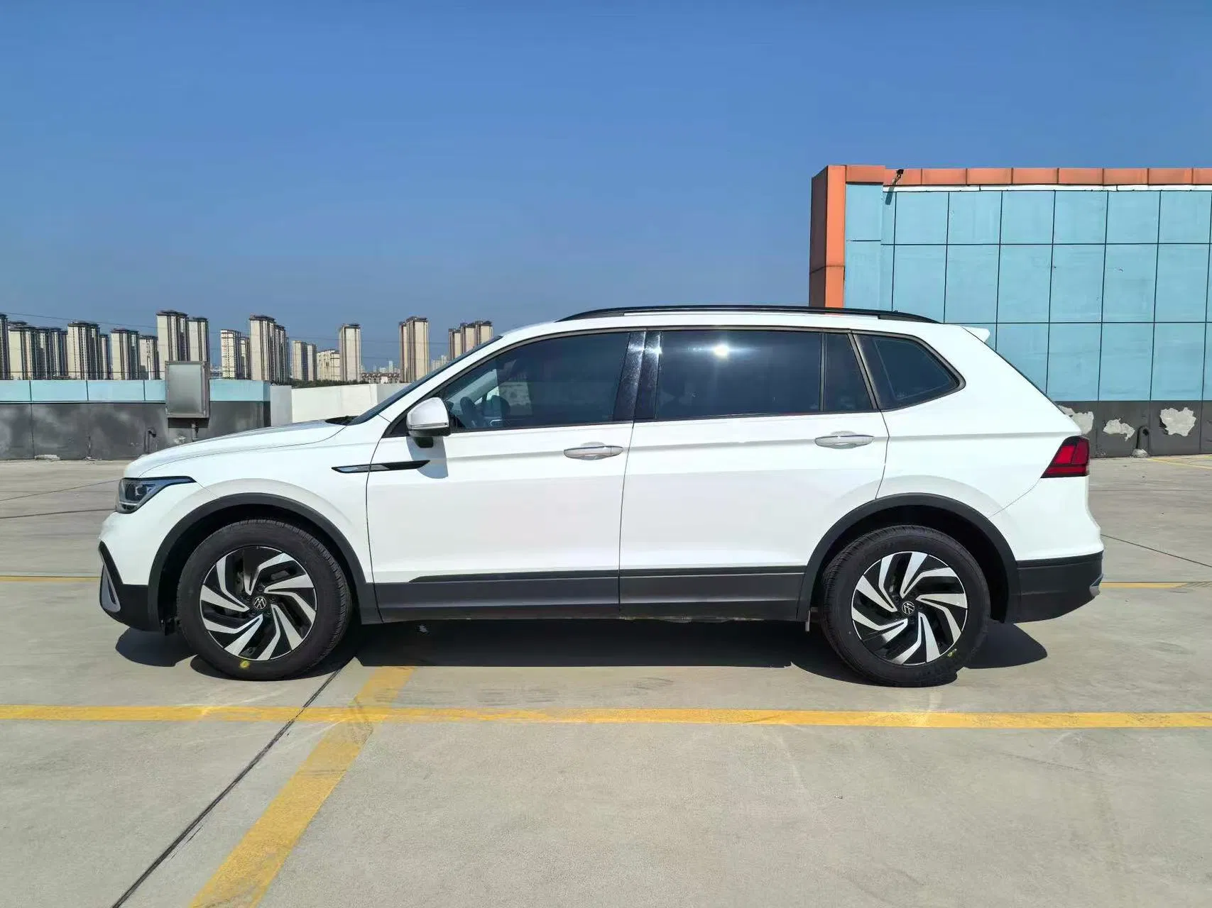 Tiguan L Front View