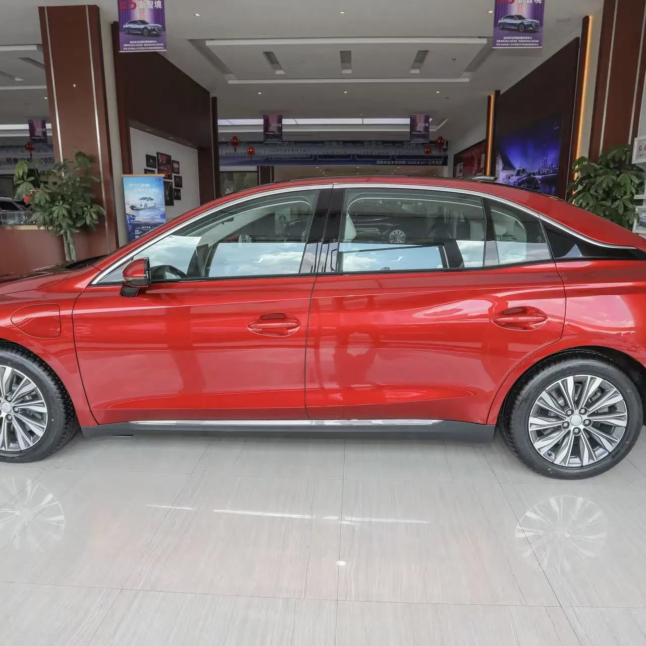 Hong Qi Eqm5 EV Container 5040*1910*1569 Luxury Used Sedan