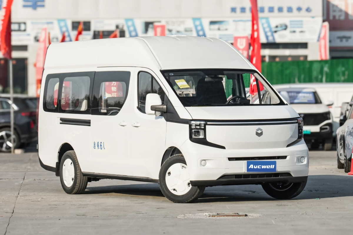 Premium 6 Seater Electric Minivan 470km Cruise Range Spacious Cabin Comfortable