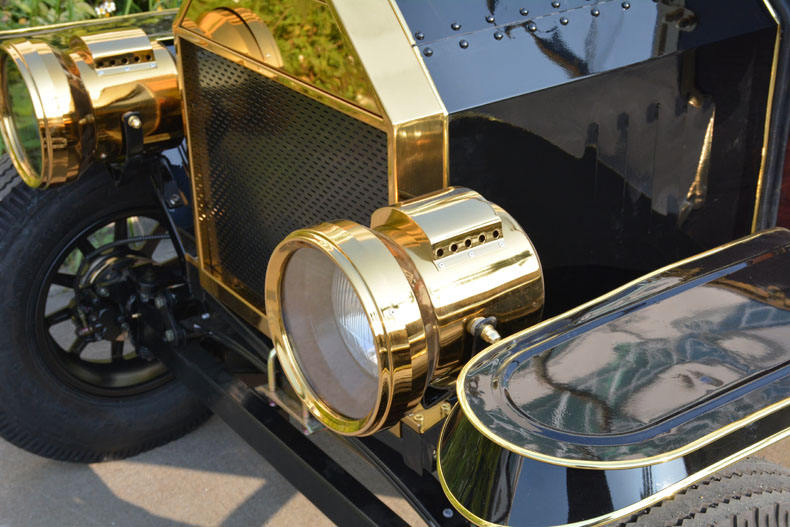 Electric Vehicle 5 Seater Vintage Classic Car with Door Battery Rain Curtain