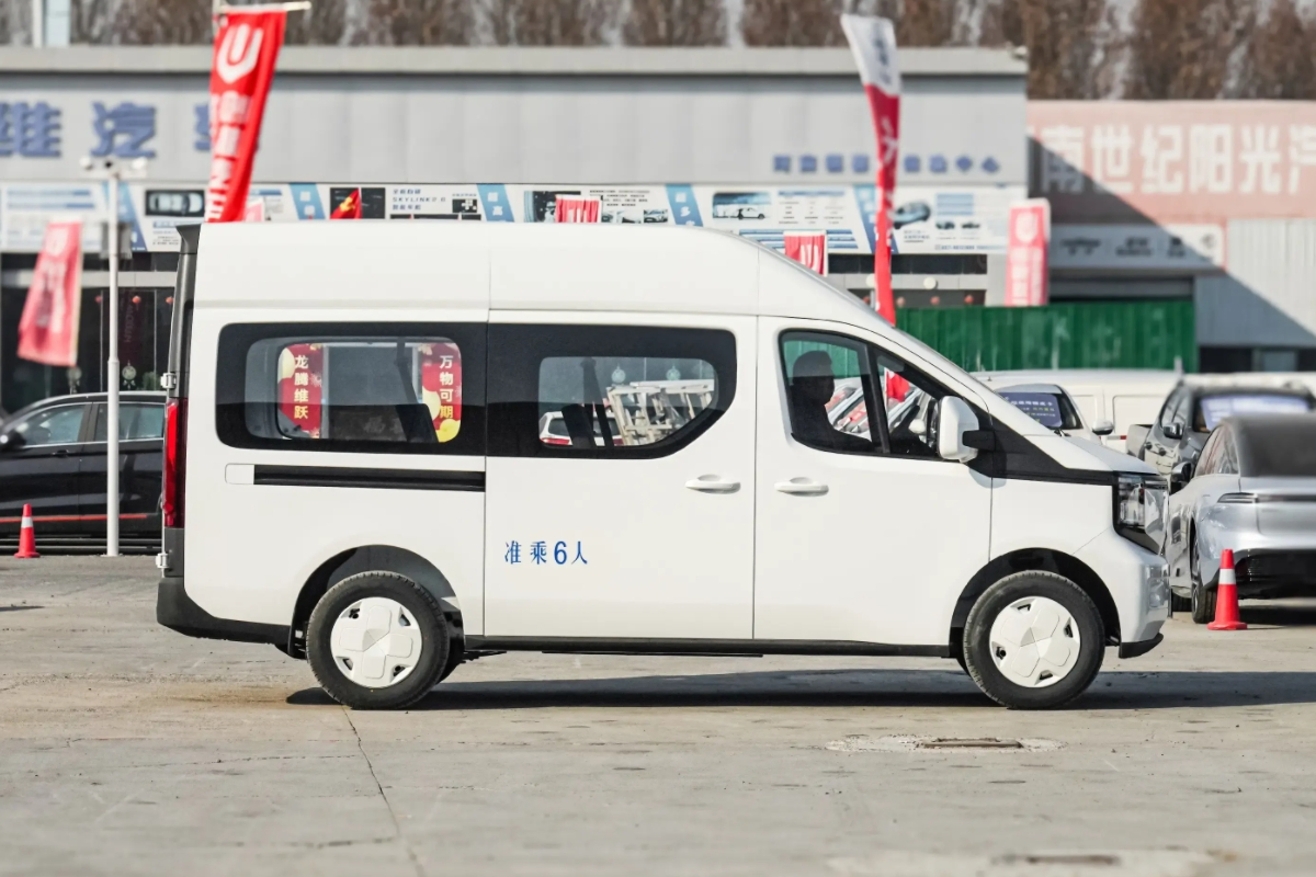 Premium 6 Seater Electric Minivan 470km Cruise Range Spacious Cabin Comfortable