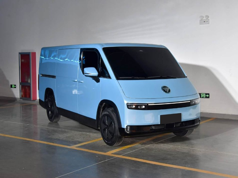 Fuel-Efficient Economical Foton View I7 Minivan for Urban Logistics Distribution