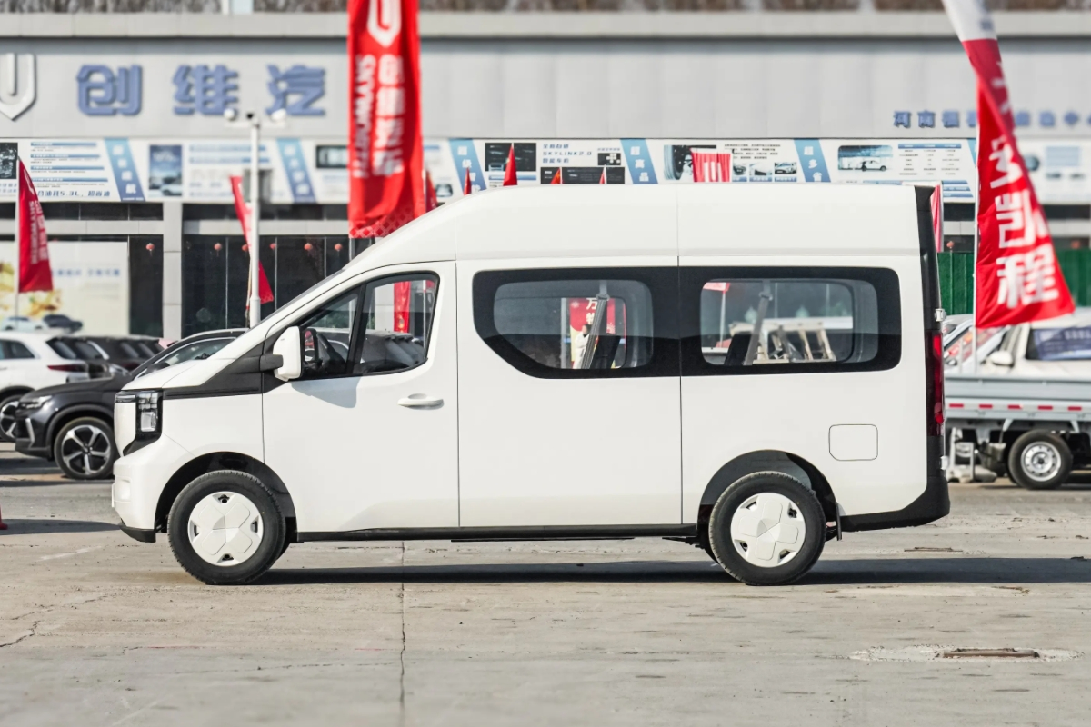 Premium 6 Seater Electric Minivan 470km Cruise Range Spacious Cabin Comfortable