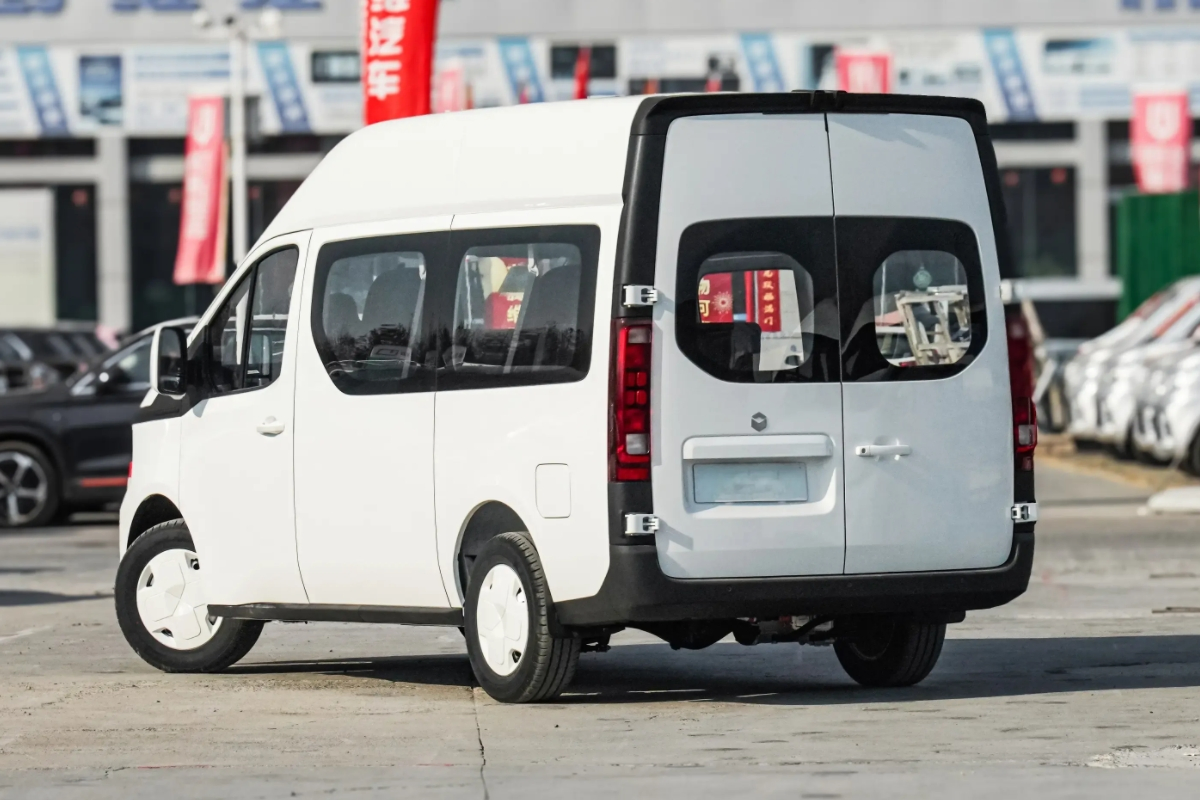 Premium 6 Seater Electric Minivan 470km Cruise Range Spacious Cabin Comfortable