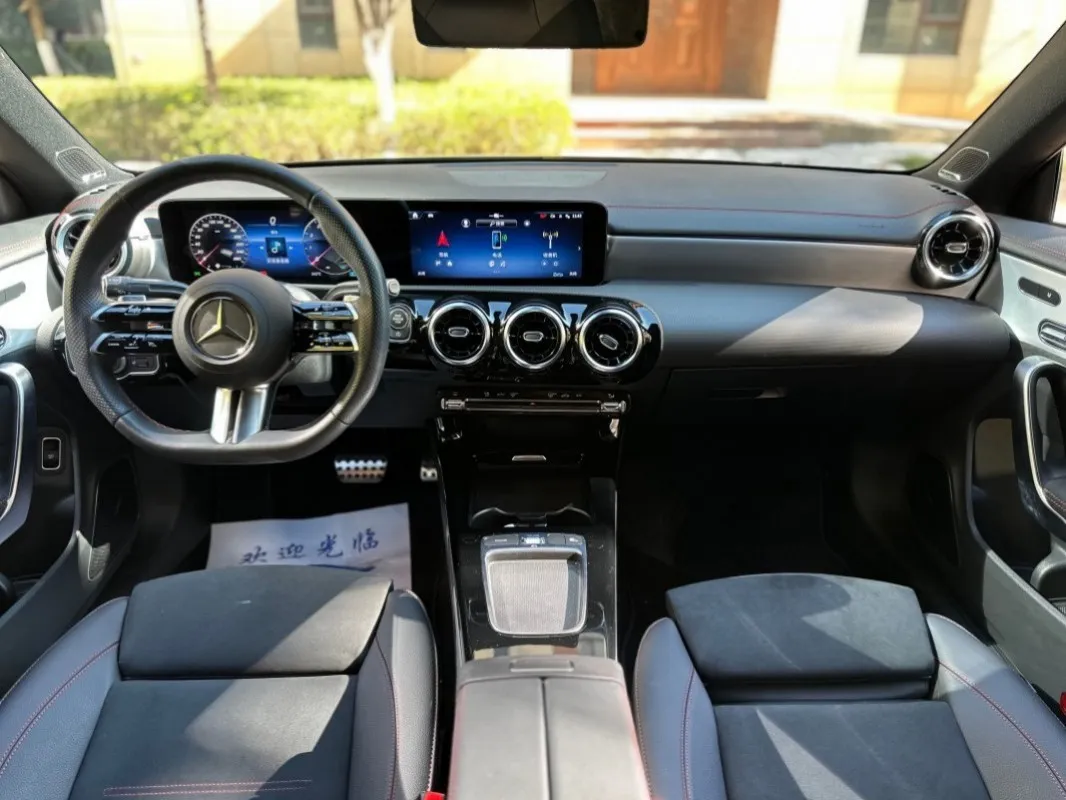 Mercedes-Benz CLA 220 Side