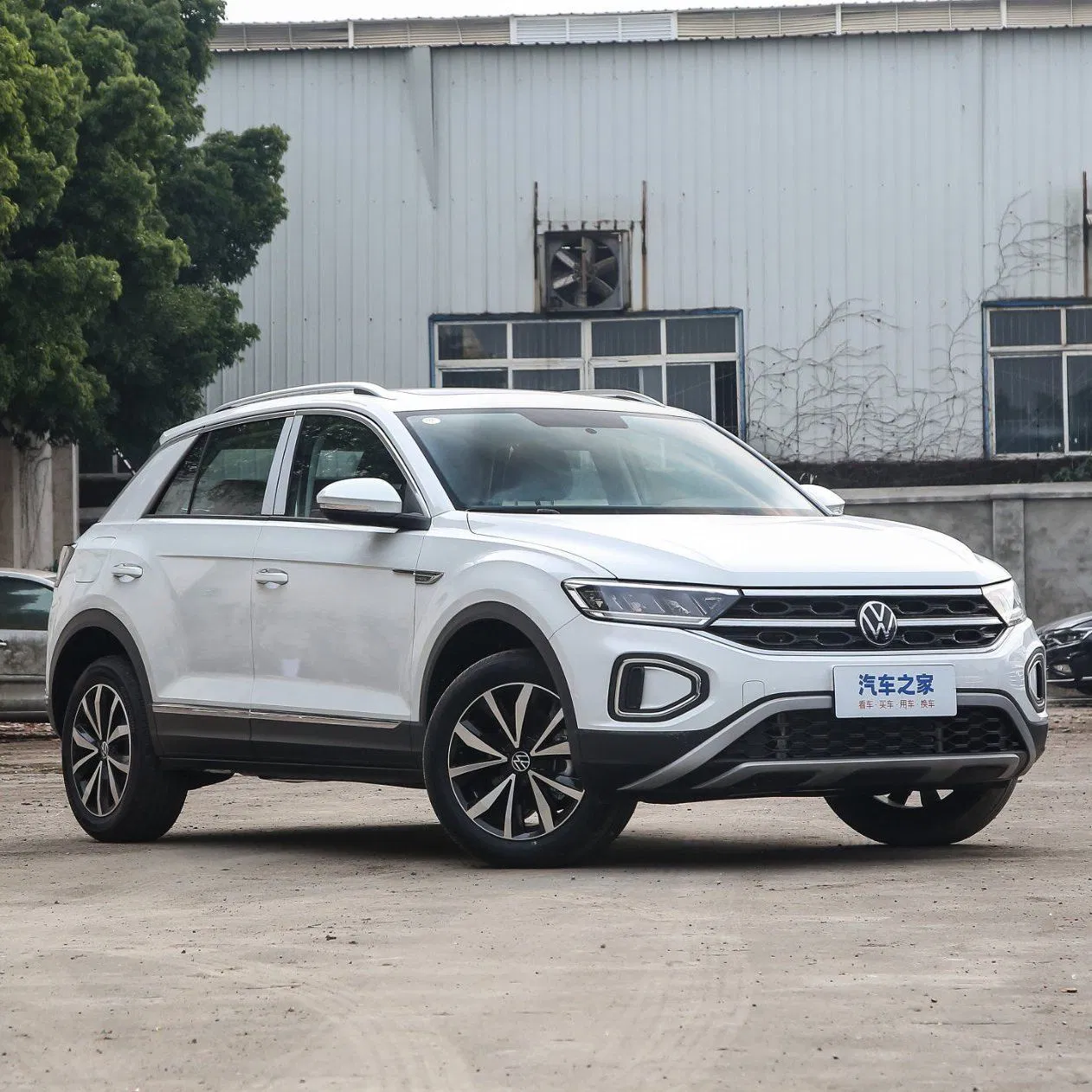 Used Volkswagen T-Roc 5-Seater SUV with 0 Km on The Odometer - Economy-Class SUV Model
