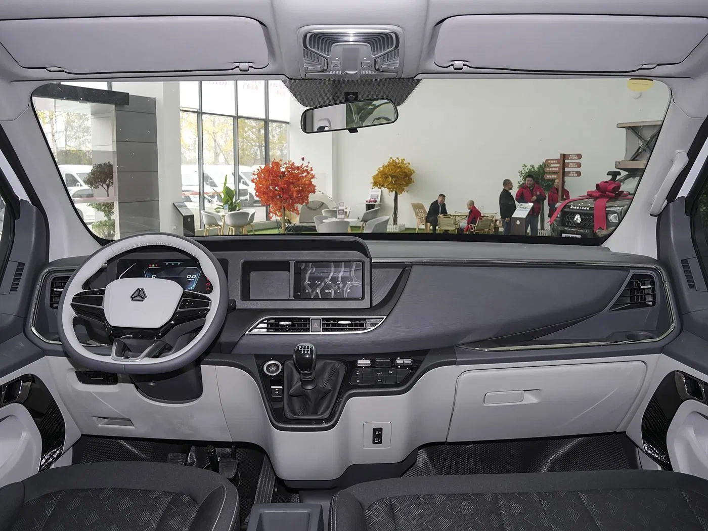 2024 Diesel Powered Commercial Van Pioneer Official V 2.0t Bus Manual Short-Axle Low-Top Used Cheap Vehicle