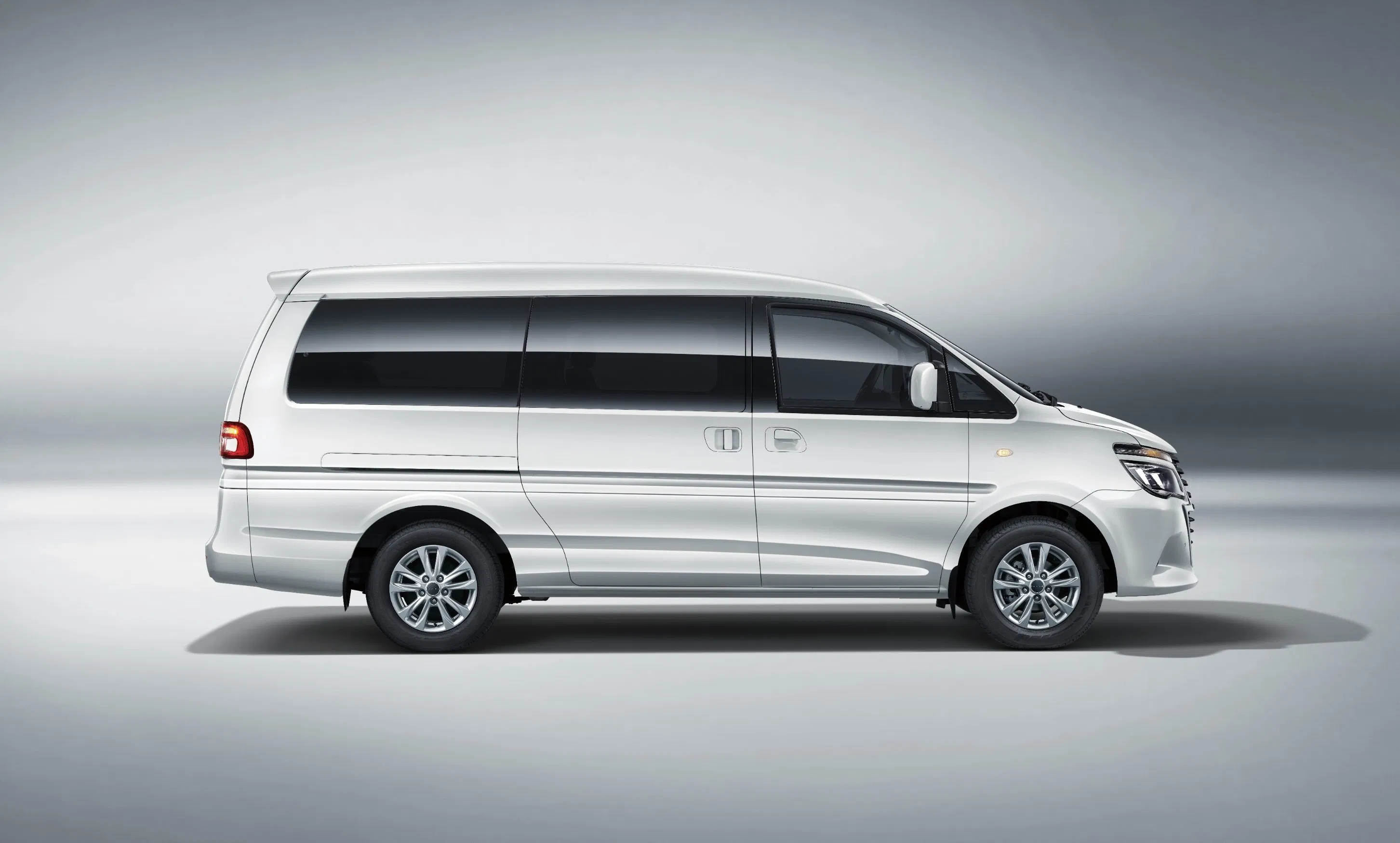 Affordable Forthing Lingzhi M5 Minivan Featuring Elegant Light Color Scheme MPV