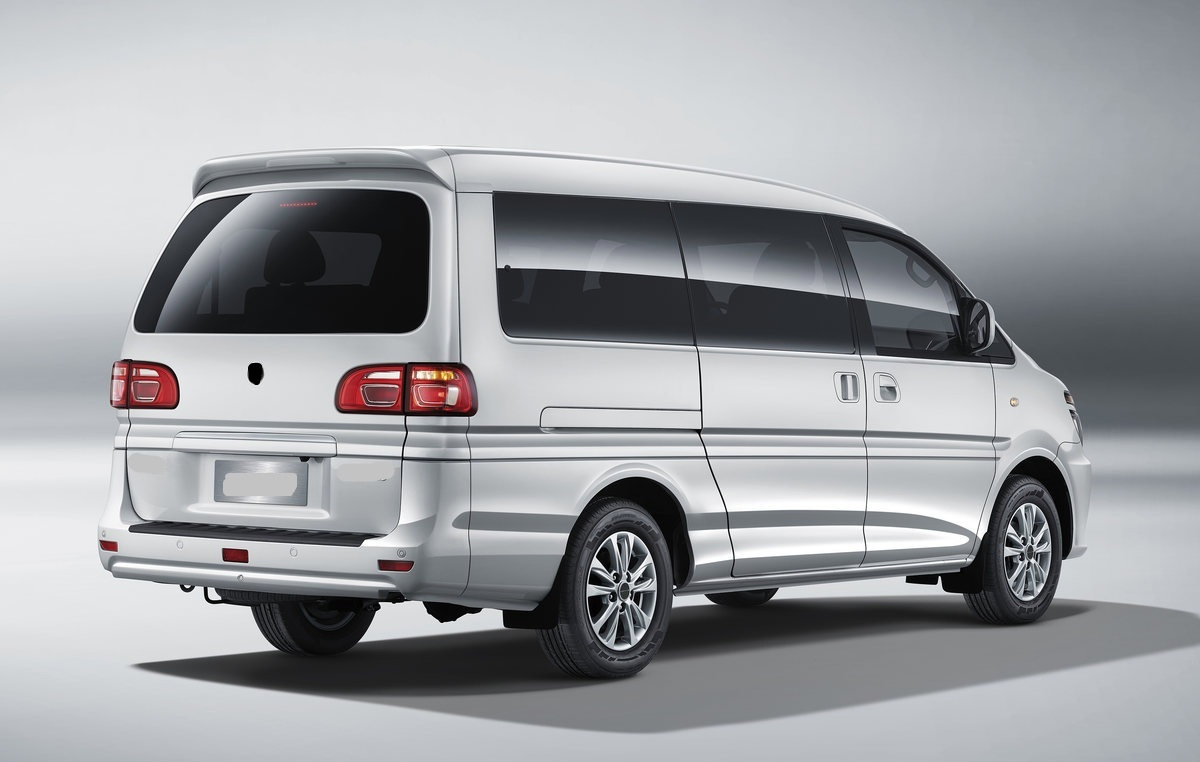 Hot Sell Basic Model 190 Horsepower 1.5L Gasoline 7-Seater Manua Minivan
