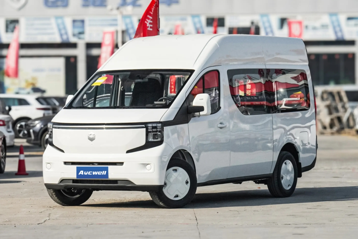 Premium 6 Seater Electric Minivan 470km Cruise Range Spacious Cabin Comfortable