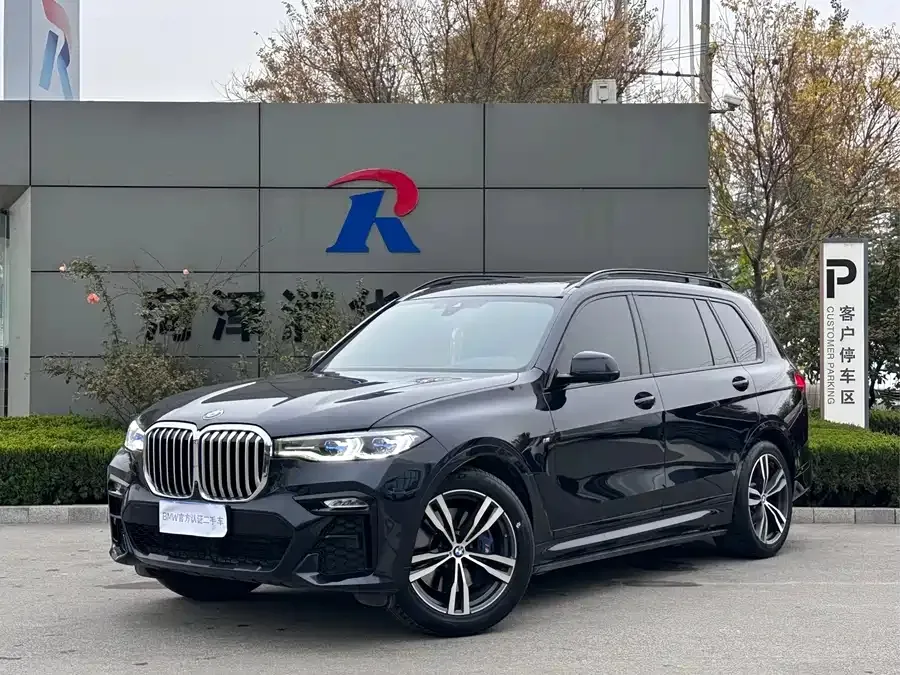 BMW X7 Side View