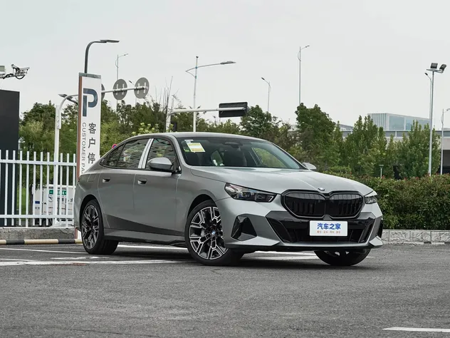 BM-W 530li Performance Sedan