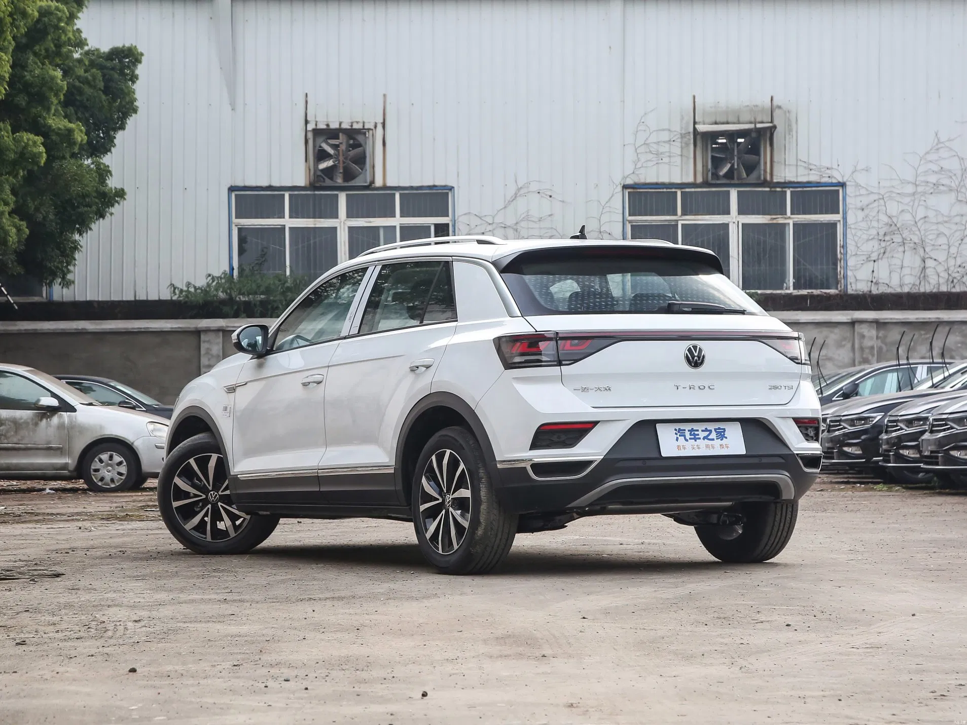 Used Volkswagen T-Roc 5-Seater SUV with 0 Km on The Odometer - Economy-Class SUV Model