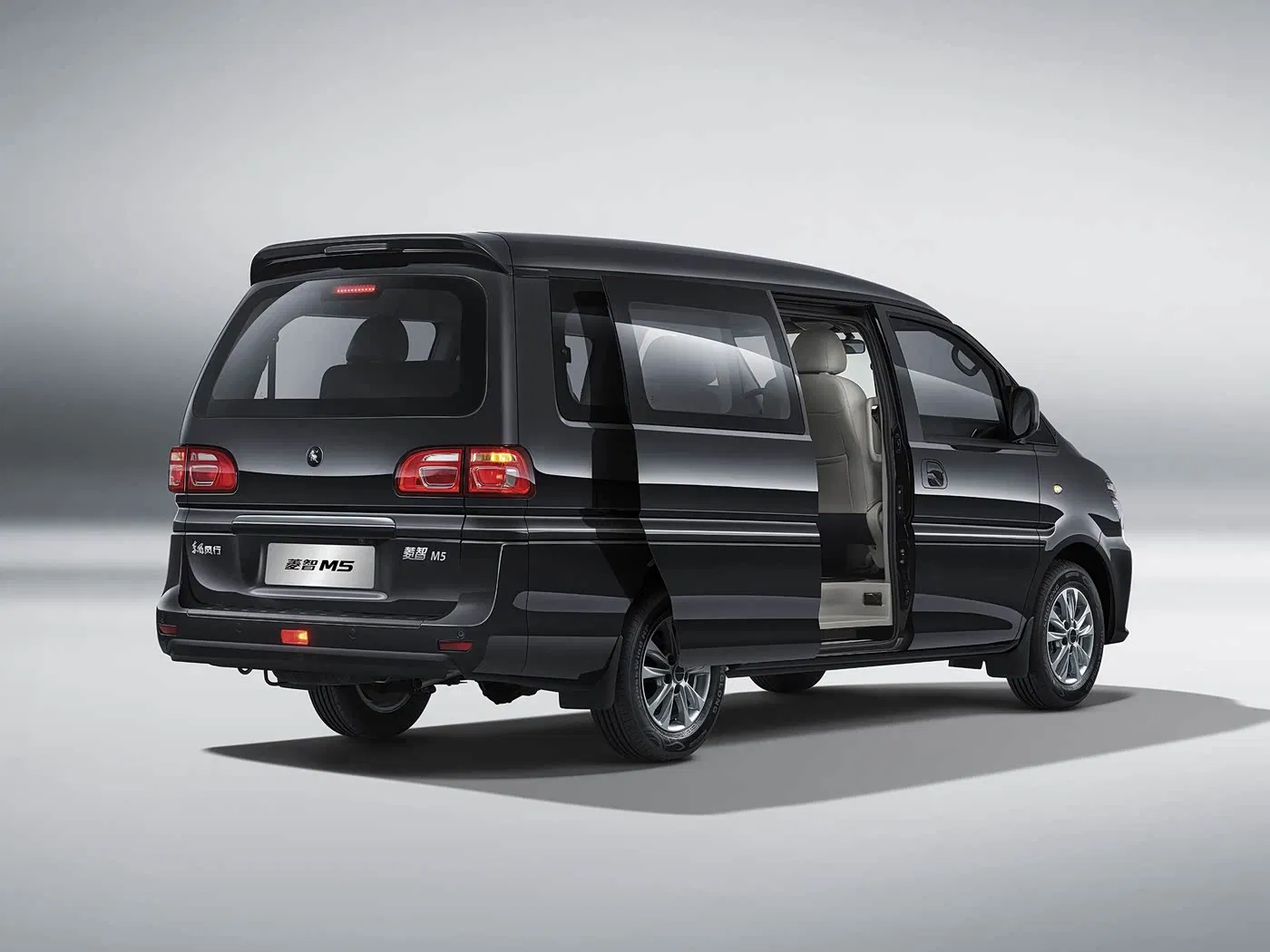Economical Dongfeng Lingzhi M5 Minivan with Dual Engine Options