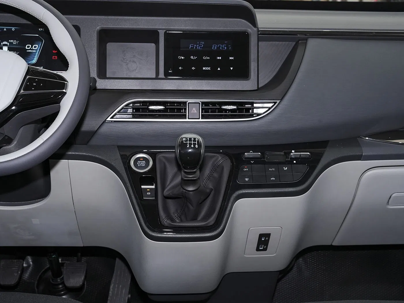 2024 Diesel Powered Commercial Van Pioneer Official V 2.0t Bus Manual Short-Axle Low-Top Used Cheap Vehicle