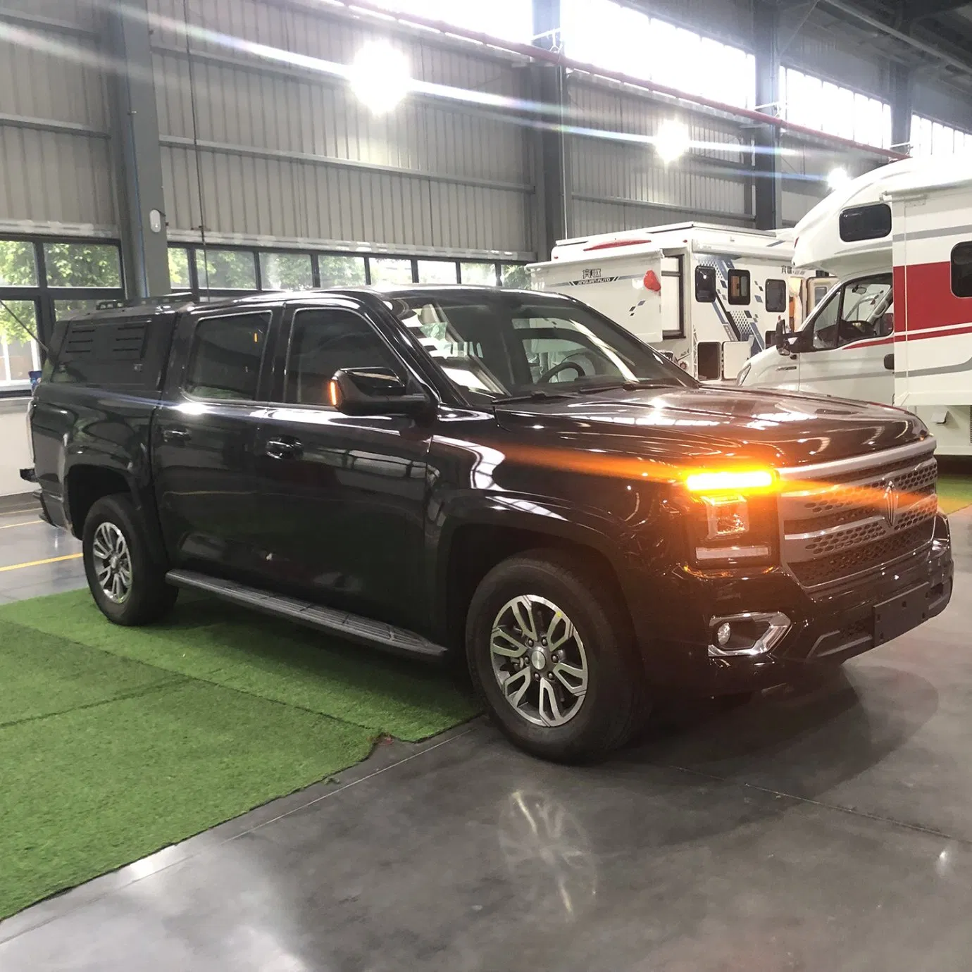 Jinguan Factory High Quality Used Car Black Automobiles Diesel Armored Bulletproof Car 140 Max Speed Armored Car