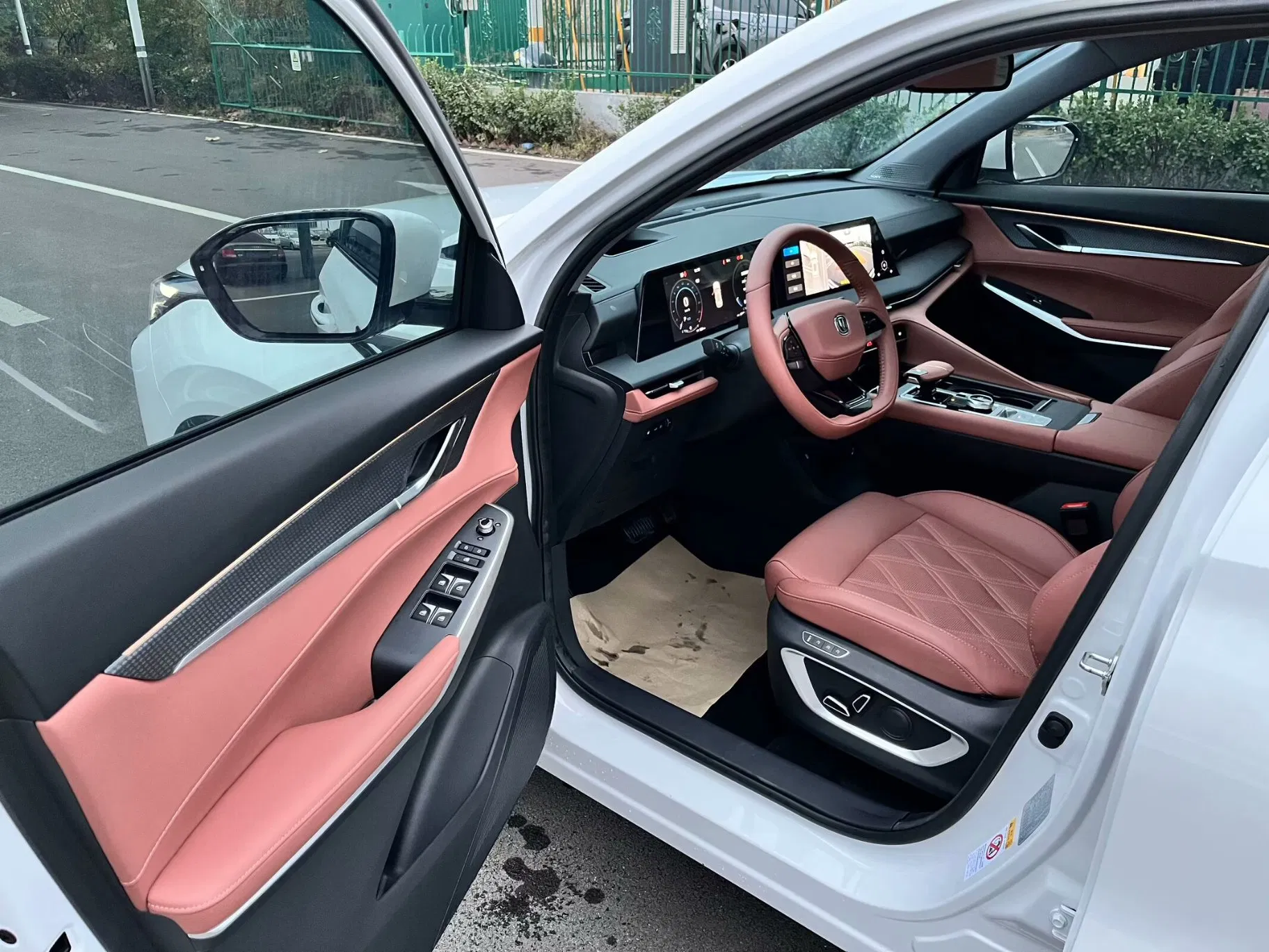 2024 Chang'an CS75 SUV Appearance Is Stylish and Imposing. The Configurations Are Quite Rich 8 - Speed Tiptronic Used Vehicles