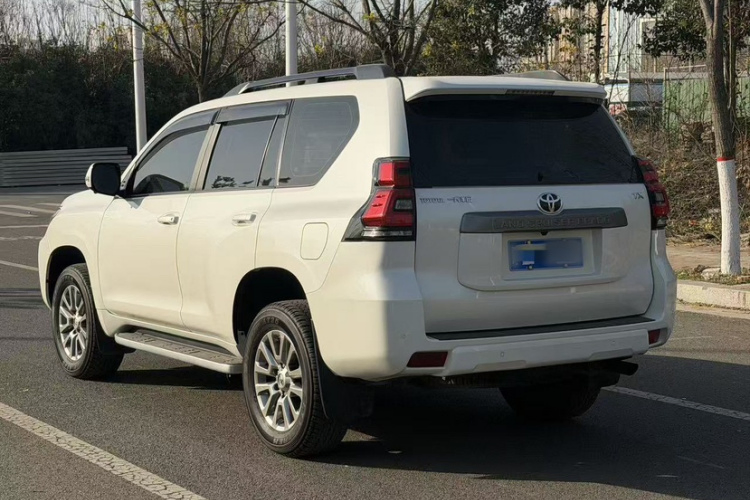 China Trade 2025 New Used Auto Toyota Prado Rear Camera Fabric 4X4 Diesel SUV Cars in Dubai Land Cruiser Prado 4000 Txl Prado 2.7L Gasoline Used Car